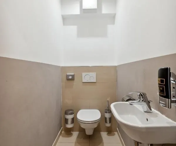 Aparthotel Florian's In Mariahilf 4*